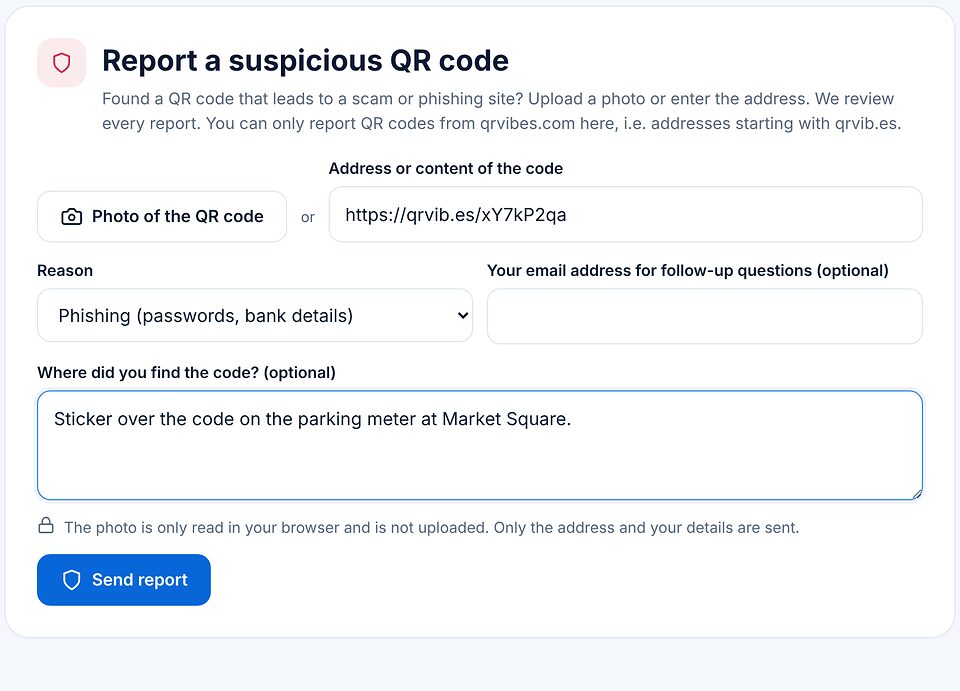 Biểu mẫu báo cáo mã QR đáng ngờ với địa chỉ, lý do phishing, nơi tìm thấy và nút gửi.